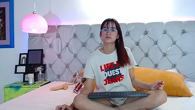 Snapshot of MelodyMansson chatting on 01.06.25 MelodyMansson online show from 01.06.25