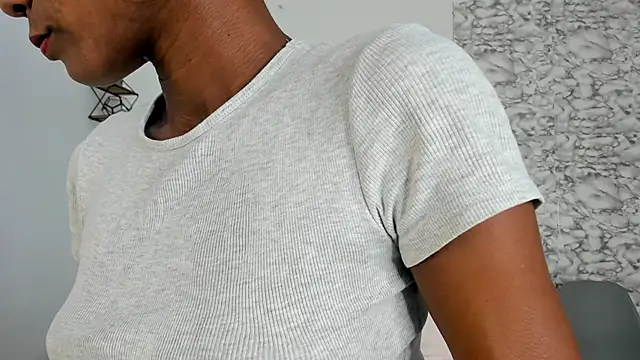 Snapshot of Canhela1 chatting on 10.25.25 Canhela1 online show from 10.25.25