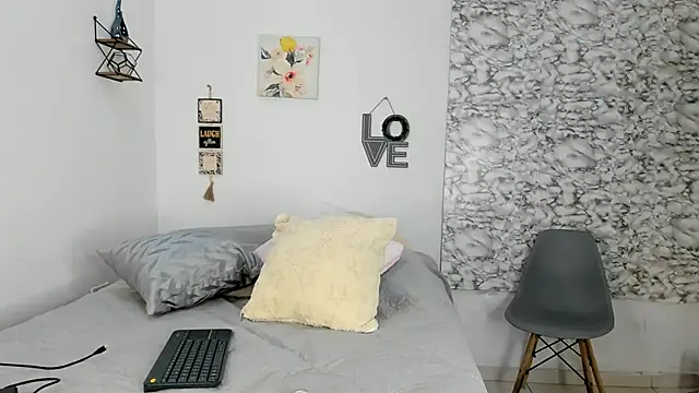 Snapshot of Canhela1 chatting on 11.14.25 Canhela1 online show from 11.14.25