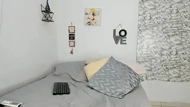 Snapshot of Canhela1 chatting on 11.15.25 Canhela1 online show from 11.15.25