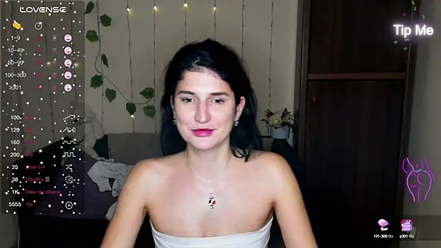 Snapshot of Alianna_Solo_Kisses chatting on 01.11.25 Alianna Solo Kisses online show from 01.11.25
