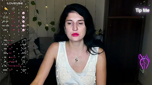 Snapshot of Alianna_Solo_Kisses chatting on 01.11.25 Alianna Solo Kisses online show from 01.11.25
