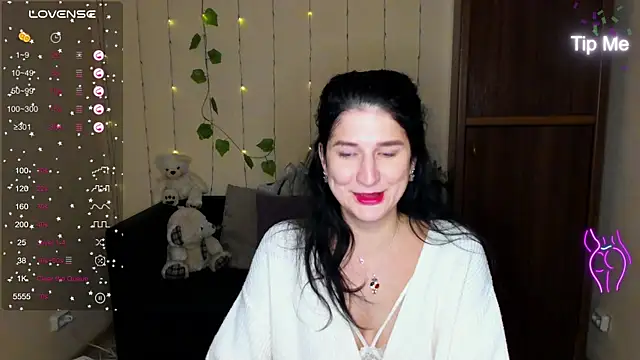 Snapshot of Alianna_Solo_Kisses chatting on 01.21.25 Alianna Solo Kisses online show from 01.21.25