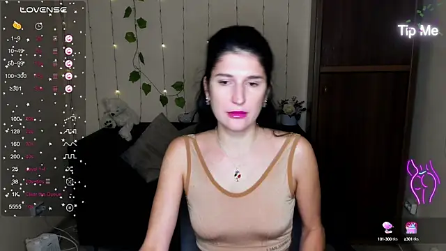 Snapshot of Alianna_Solo_Kisses chatting on 01.28.25 Alianna Solo Kisses online show from 01.28.25
