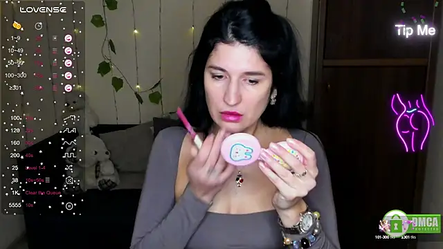 Snapshot of Alianna_Solo_Kisses chatting on 02.05.25 Alianna Solo Kisses online show from 02.05.25
