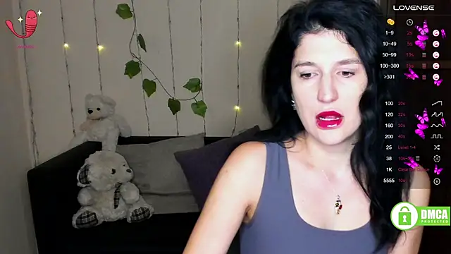 Snapshot of Alianna_Solo_Kisses chatting on 02.12.25 Alianna Solo Kisses online show from 02.12.25