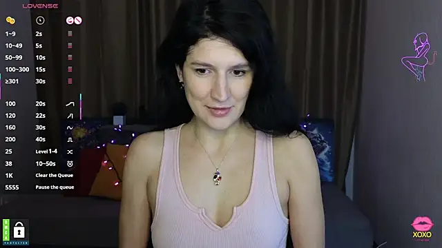 Snapshot of Alianna_Solo_Kisses chatting on 03.06.25 Alianna Solo Kisses online show from 03.06.25