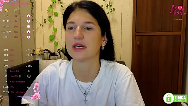 Snapshot of Alianna_Solo_Kisses chatting on 09.17.25 Alianna Solo Kisses online show from 09.17.25