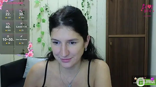 Snapshot of Alianna_Solo_Kisses chatting on 10.13.25 Alianna Solo Kisses online show from 10.13.25