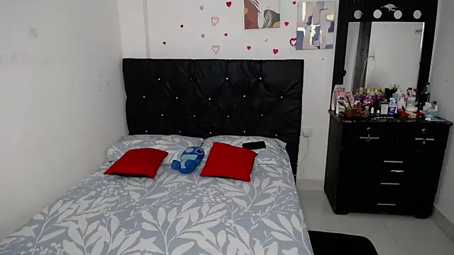 Snapshot of floweer_ chatting on 10.21.25 floweer online show from 10.21.25