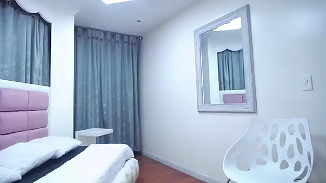 IssadoraJames online show from 01.18.25