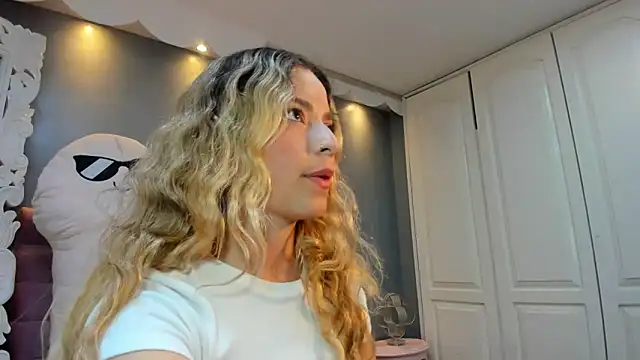 IssadoraJames online show from 11.11.25