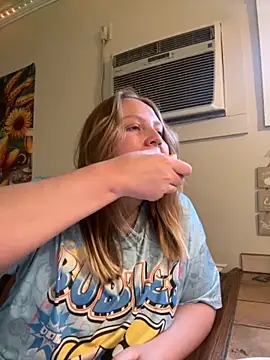 Snapshot of PhatAssBlond chatting on 09.26.25 PhatAssBlond online show from 09.26.25