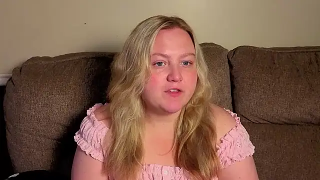 Snapshot of PhatAssBlond chatting on 07.15.26 PhatAssBlond online show from 07.15.26