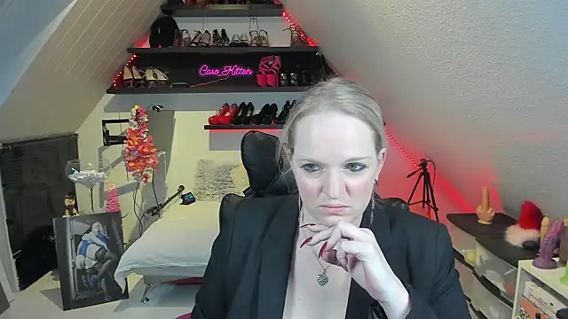 caro kitten online show from 12.15.24