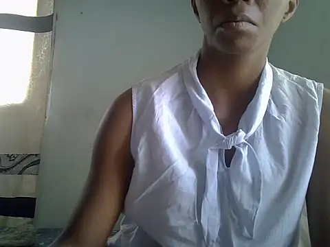 Snapshot of ElianeHot chatting on 10.21.25 ElianeHot online show from 10.21.25