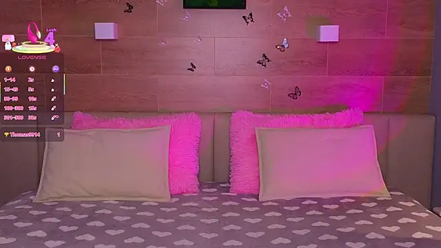 Snapshot of SaraCros chatting on 11.11.25 SaraCros online show from 11.11.25