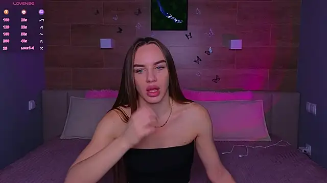 Snapshot of SaraCros chatting on 11.25.25 SaraCros online show from 11.25.25