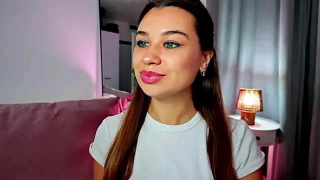 Snapshot of divetagrace chatting on 11.04.25 divetagrace online show from 11.04.25