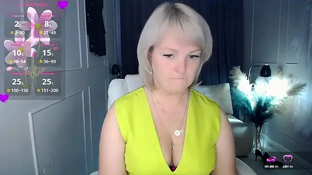 Snapshot of Juarnea chatting on 10.07.25 Juarnea online show from 10.07.25