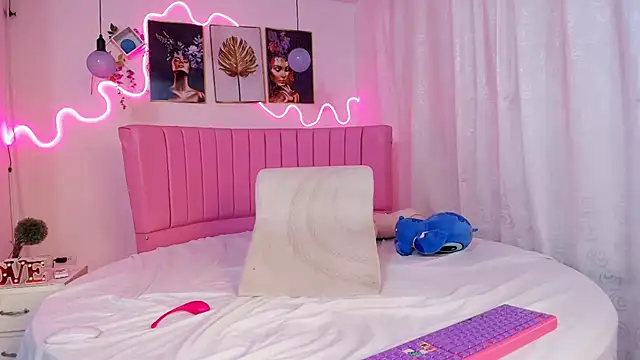 Snapshot of Azul_horney chatting on 02.13.25 Azul horney online show from 02.13.25