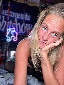 Snapshot of vixendoll87 chatting on 12.23.24 vixendoll87 online show from 12.23.24