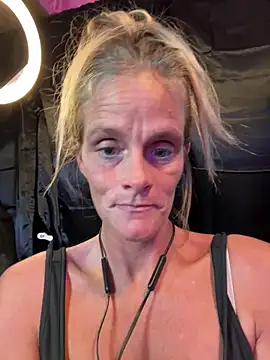 Snapshot of vixendoll87 chatting on 12.26.24 vixendoll87 online show from 12.26.24