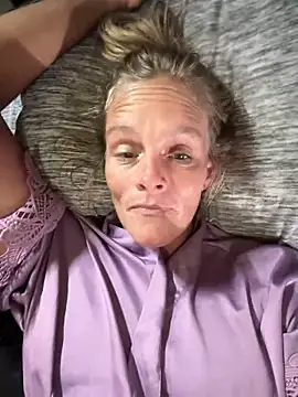 Snapshot of vixendoll87 chatting on 02.14.25 vixendoll87 online show from 02.14.25