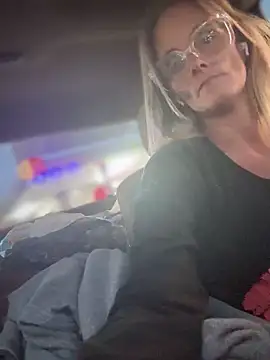 Snapshot of vixendoll87 chatting on 02.16.25 vixendoll87 online show from 02.16.25