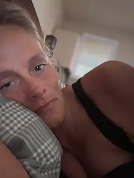 Snapshot of vixendoll87 chatting on 02.17.25 vixendoll87 online show from 02.17.25