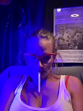 Snapshot of vixendoll87 chatting on 03.01.25 vixendoll87 online show from 03.01.25