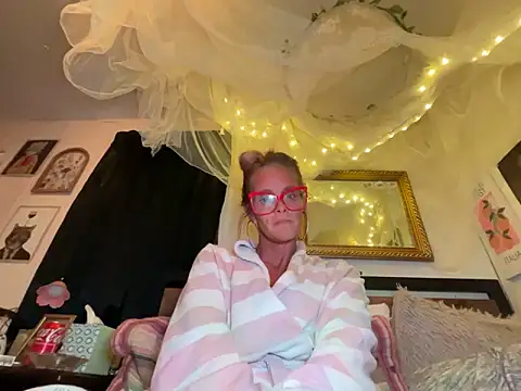 Snapshot of vixendoll87 chatting on 03.03.25 vixendoll87 online show from 03.03.25