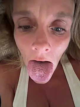 Snapshot of vixendoll87 chatting on 03.08.25 vixendoll87 online show from 03.08.25