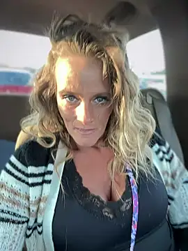 Snapshot of vixendoll87 chatting on 03.08.25 vixendoll87 online show from 03.08.25