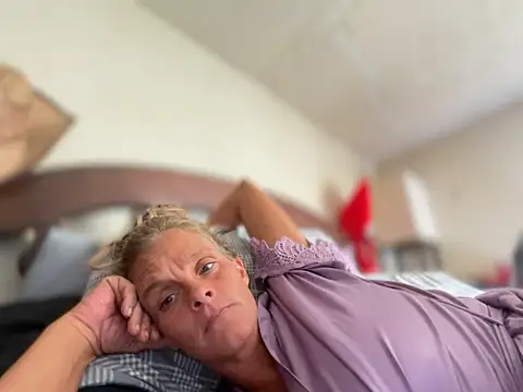 Snapshot of vixendoll87 chatting on 03.10.25 vixendoll87 online show from 03.10.25