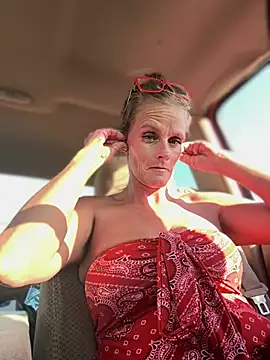 Snapshot of vixendoll87 chatting on 03.12.25 vixendoll87 online show from 03.12.25