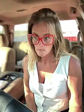 Snapshot of vixendoll87 chatting on 03.13.25 vixendoll87 online show from 03.13.25