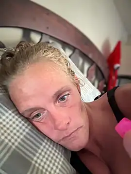 Snapshot of vixendoll87 chatting on 03.18.25 vixendoll87 online show from 03.18.25