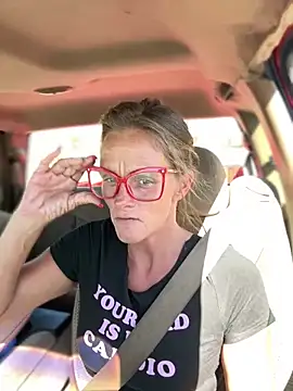 Snapshot of vixendoll87 chatting on 03.18.25 vixendoll87 online show from 03.18.25