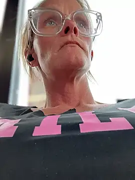 Snapshot of vixendoll87 chatting on 03.19.25 vixendoll87 online show from 03.19.25