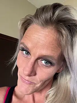 Snapshot of vixendoll87 chatting on 09.15.25 vixendoll87 online show from 09.15.25