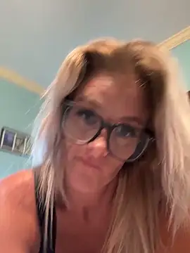 Snapshot of vixendoll87 chatting on 10.11.25 vixendoll87 online show from 10.11.25