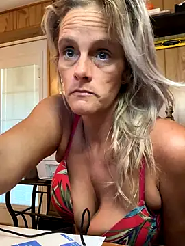 Snapshot of vixendoll87 chatting on 11.04.25 vixendoll87 online show from 11.04.25