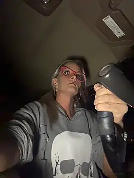 Snapshot of vixendoll87 chatting on 11.16.25 vixendoll87 online show from 11.16.25