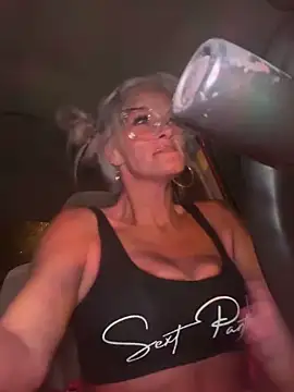 Snapshot of vixendoll87 chatting on 11.26.25 vixendoll87 online show from 11.26.25