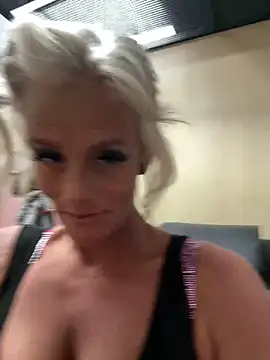 Snapshot of vixendoll87 chatting on 12.03.25 vixendoll87 online show from 12.03.25