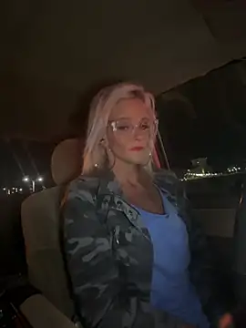 Snapshot of vixendoll87 chatting on 01.18.26 vixendoll87 online show from 01.18.26