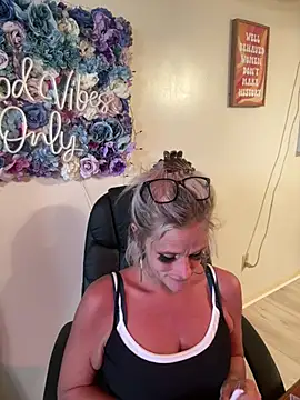 Snapshot of vixendoll87 chatting on 03.13.26 vixendoll87 online show from 03.13.26