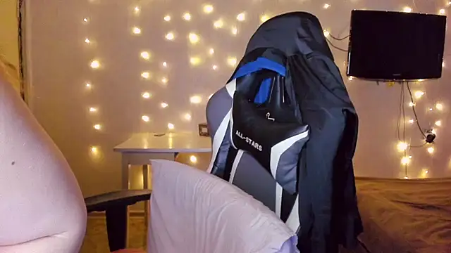 Snapshot of Milafoxxxy chatting on 02.14.25 Milafoxxxy online show from 02.14.25