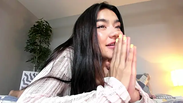 Snapshot of Shineel chatting on 03.20.25 Shineel online show from 03.20.25